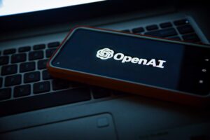 Teléfono celular con logo de OpenAI en la pantalla