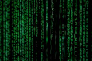 Código de programación en pantalla negra